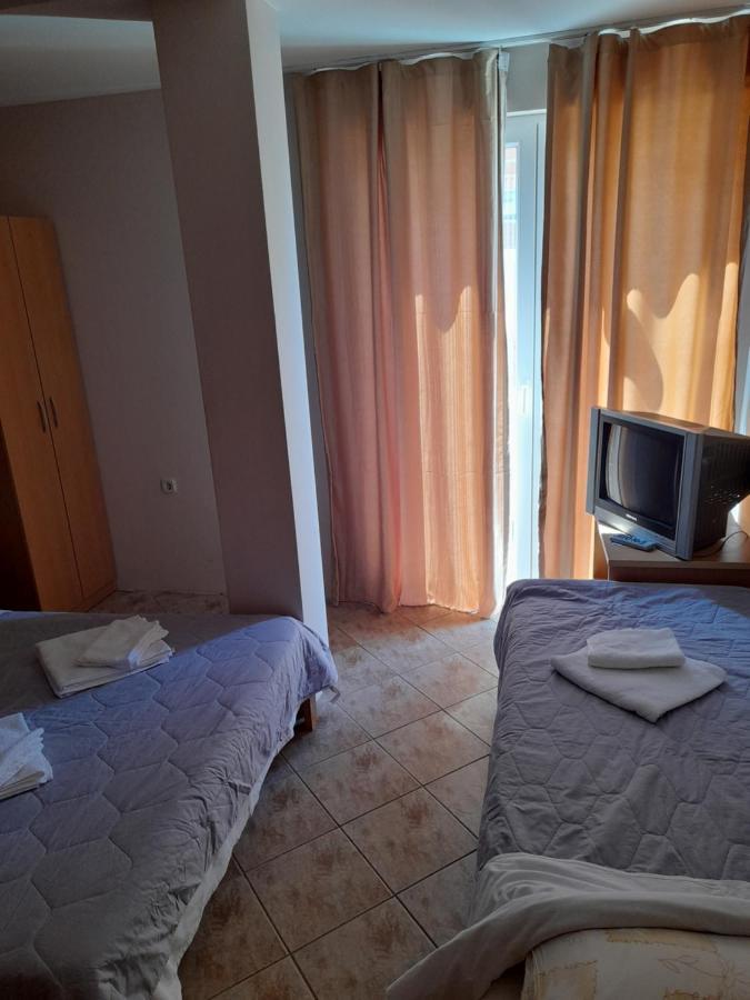 Bato Rooms Pestani Exterior photo