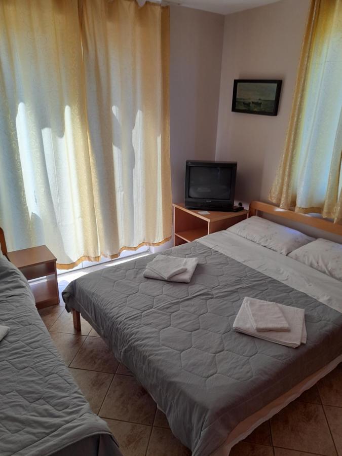 Bato Rooms Pestani Exterior photo