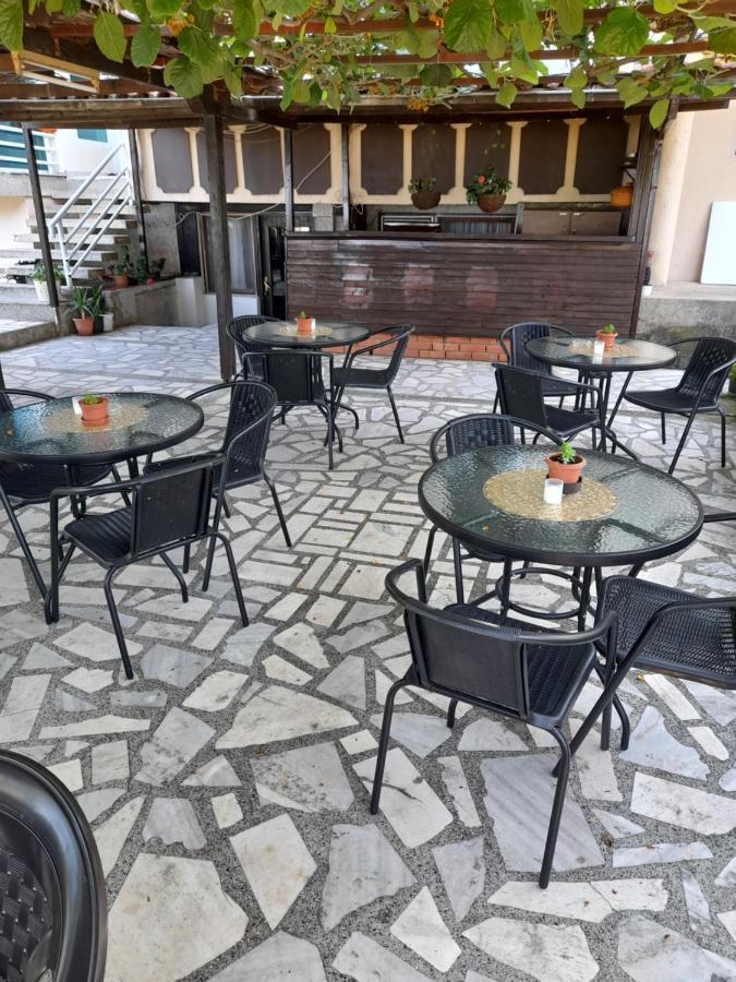 Bato Rooms Pestani Exterior photo