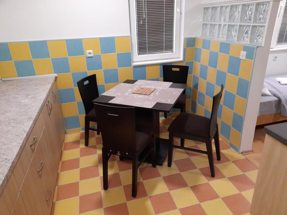 Bato Rooms Pestani Exterior photo